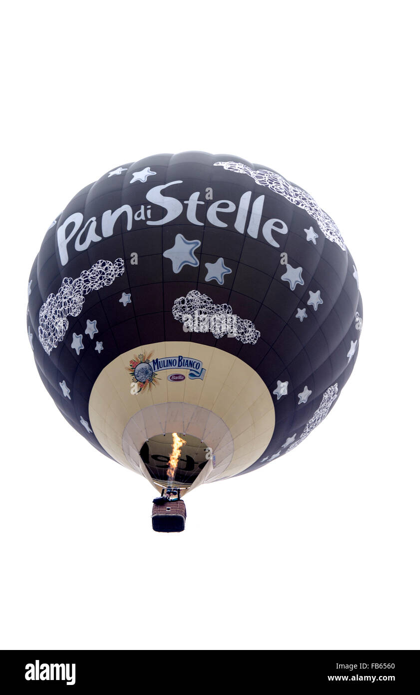 Mondovì, Italia. 9 Gen, 2016. Un i palloni ad aria calda durante il XVIII raduno internazionale di mongolfiere " città di Mondovi'. I palloncini è sponsorizzata da "Pan di stelle' (famoso tipo di biscotto commerciale) del Mulino Bianco. © Nicolò Campao/Pacific Press/Alamy Live News Foto Stock