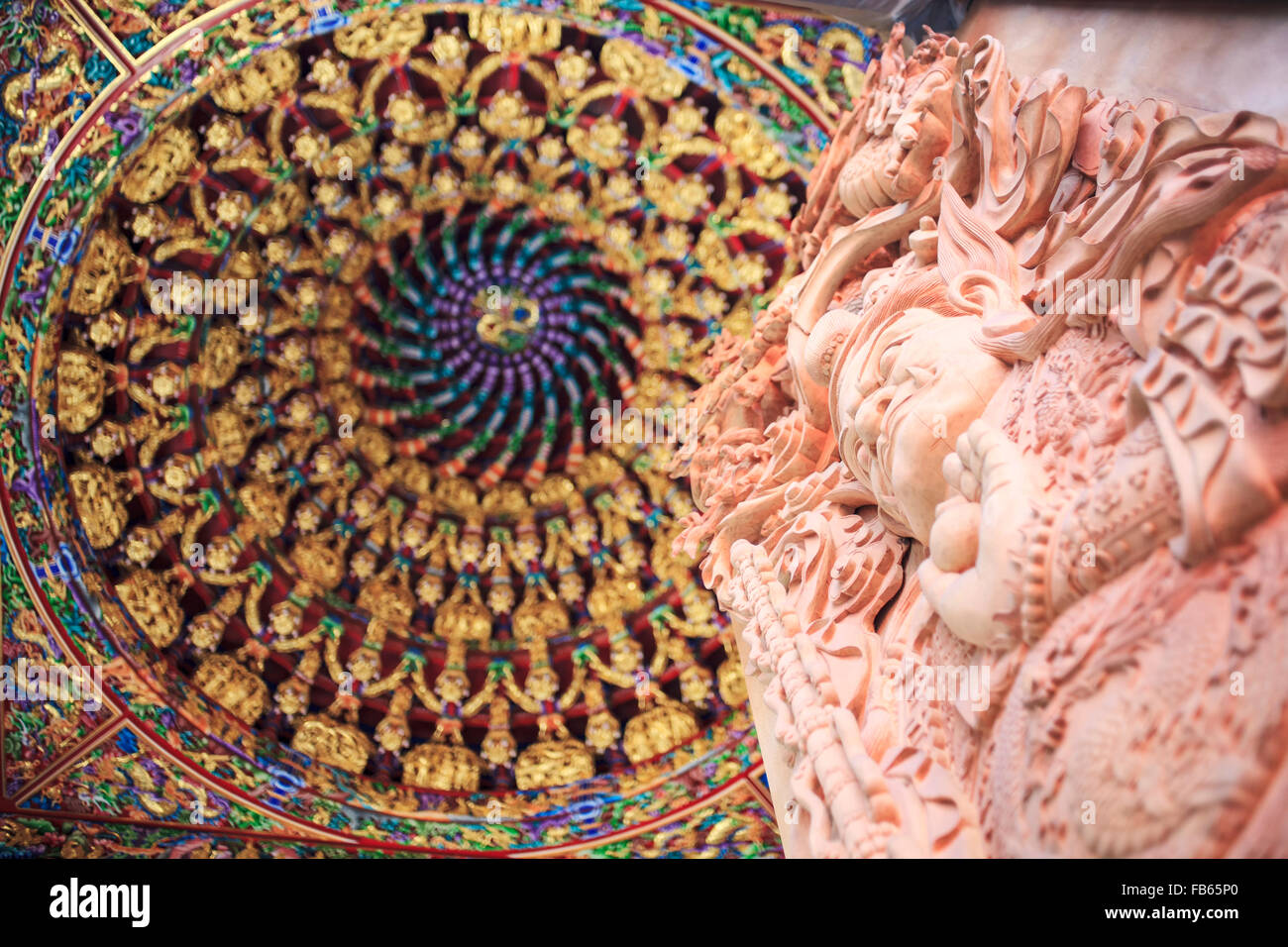 Intaglio del legno tempio Buddista porta pubblici luoghi di culto buddista Foto Stock