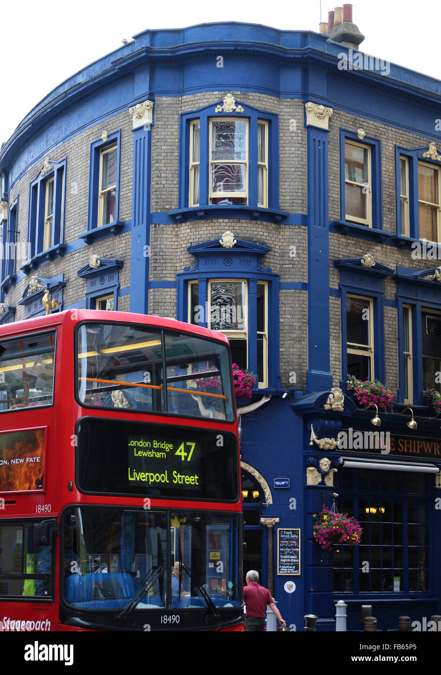 British tipica scena di strada con un bus rosso a due piani da parte di guida. Foto Stock