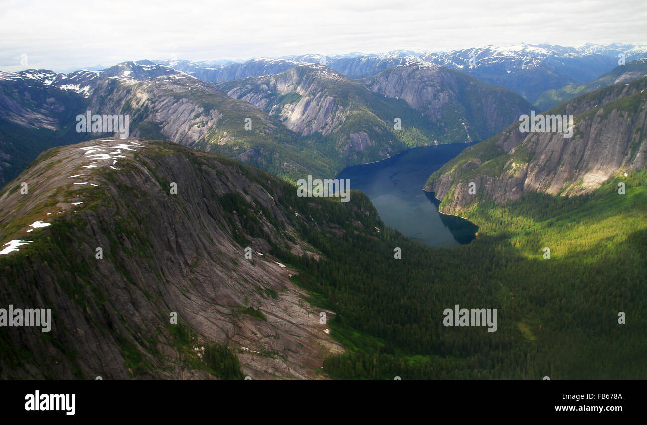Scenario dell'antenna durante un volo turistico di montagne e Rudyerd Bay nella bellissima Misty Fjords vicino a Ketchikan, Alaska Foto Stock