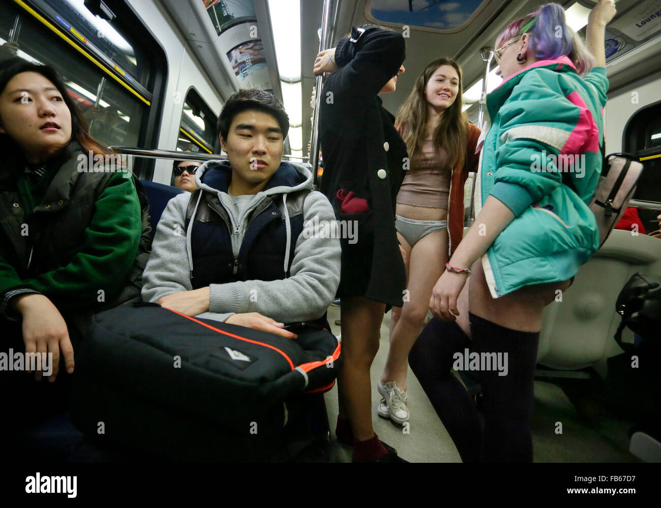 Vancouver, Canada. Decimo gen, 2016. Le persone prendono parte al 'No Pants Subway Ride' evento in Vancouver, Canada, 10 gennaio, 2016. Credito: Liang sen/Xinhua/Alamy Live News Foto Stock