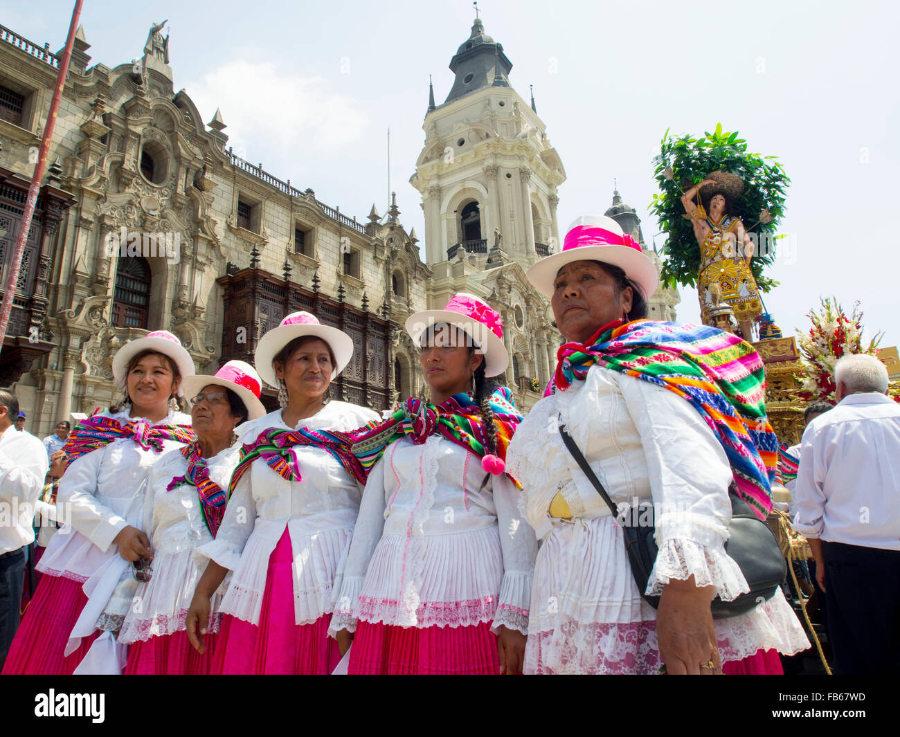 Lima, Perù. Il 10 gennaio, 2016. Processione di immagini religiose da Cuzco, nella piazza principale di Lima, Perù Credito: Carlos García Granthon/Alamy Live News Foto Stock