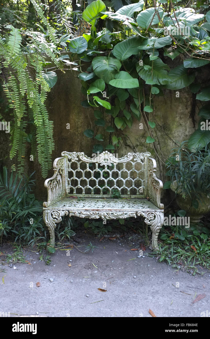 Sedia bianca in giardino Foto Stock