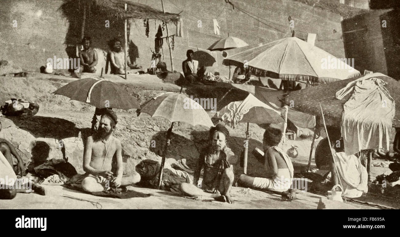 Sadhus (religiosi mendicanti) a Benares, circa 1910 Foto Stock