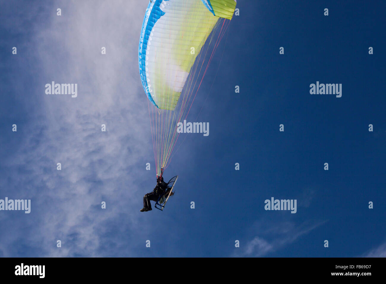 I parapendii divertirsi volando sopra la Del Mar costa in California Foto Stock