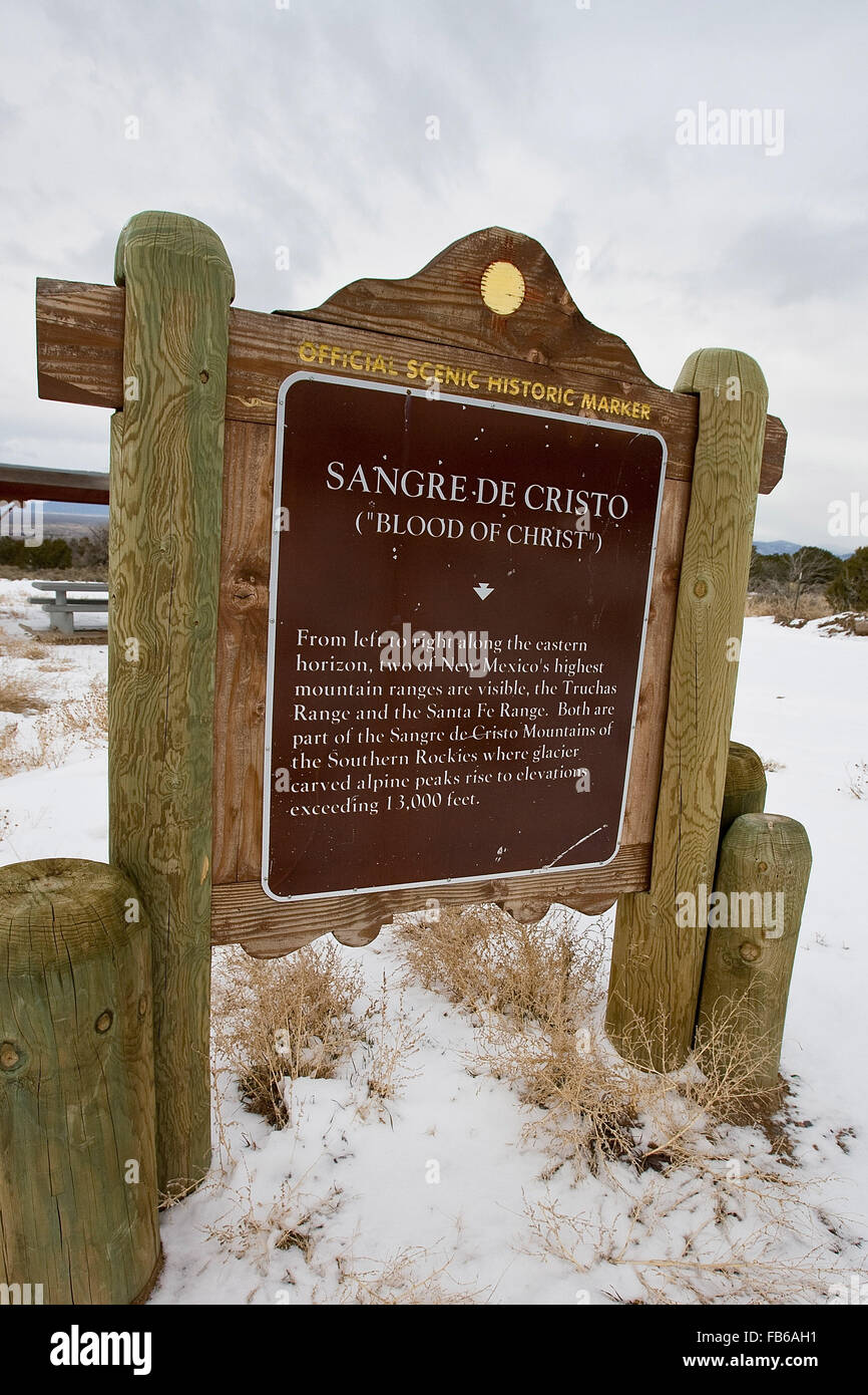 SANGRE DE CRISTO ("IL SANGUE DI CRISTO ") da sinistra a destra lungo l'orizzonte orientale, due del Nuovo Messico della più alta montagna gamme sono visibili, la gamma Truchas e Santa Fe gamma. Entrambi sono parte delle Montagne del Sangre de Cristo della Southern Rockies dove ghiacciaio scolpito delle vette alpine luogo ad altitudini superiori a 13.000 piedi. Foto Stock