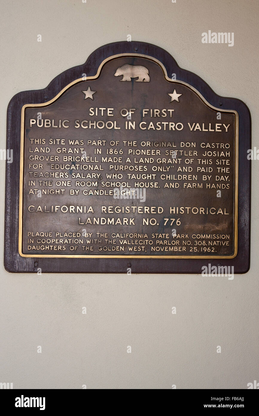 Sito DELLA PRIMA SCUOLA PUBBLICA IN CASTRO VALLEY Questo sito è una parte originale di Don Castro Land Grant. Nel 1866 Pioneer decantatore Giosia Grover Brickell ha fatto una concessione di terra di questo sito per "solo a scopi didattici e pagato il maestro di stipendio, che insegnò ai figli di giorno in una sala school house e mani di fattoria di notte a lume di candela. California registrato caposaldo storico n. 776 lapide collocata dalla California State Park Commissione in cooperazione con il salone di Vallecito n. 308, nativo Figlie del Golden West, Novembre, 25, 1962. Foto Stock