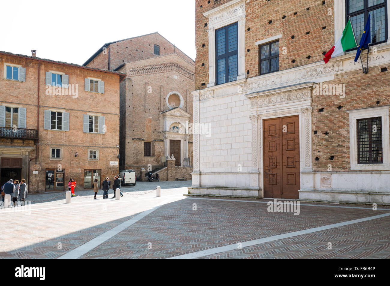 L'Italia, Regione Marche, Urbino, il Palazzo Ducale e il San Domenico Chiesa in background Foto Stock