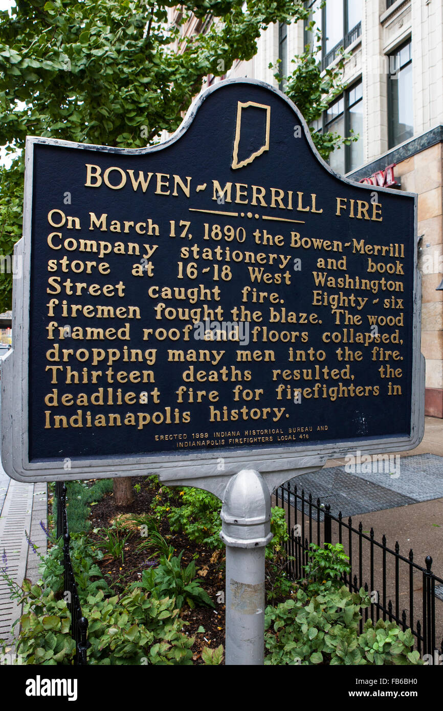 BOWEN-MERRILL fire il 17 marzo 1890 la società Bowen-Merrill cancelleria e book store a 16-18 West Washington Street ha preso fuoco. Ottantasei per i vigili del fuoco hanno combattuto la blaze. La struttura in legno del tetto e piani collassato, la caduta di molti uomini nel fuoco. Tredici vittime hanno portato il fuoco più letali per i vigili del fuoco nella storia di Indianapolis. Eretto 1999 Indiana Ufficio storico e vigili del fuoco di Indianapolis 416 locale Foto Stock