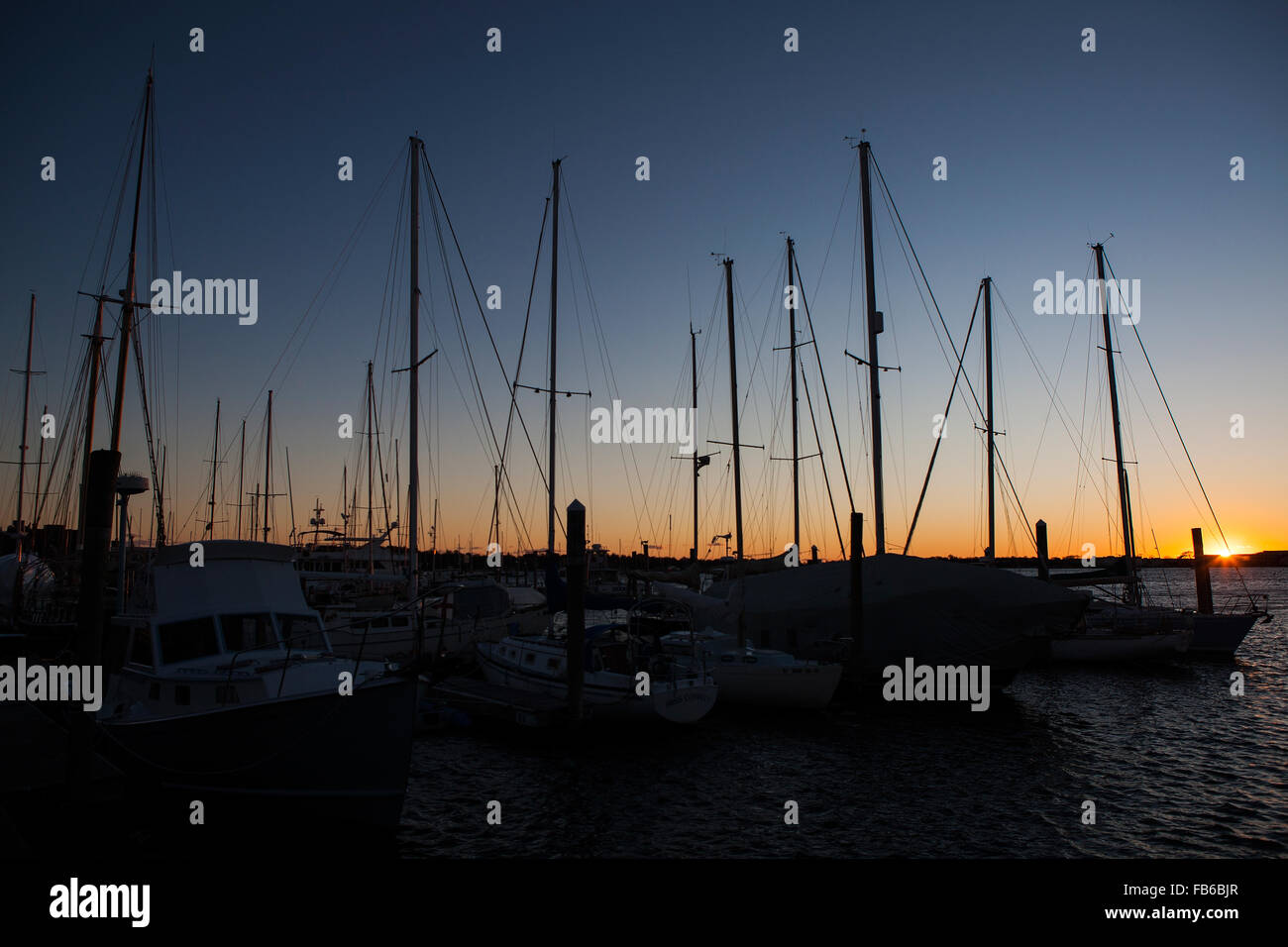 Barche ormeggiate al Newport Harbor al tramonto, Newport, Rhode Island, Stati Uniti d'America Foto Stock