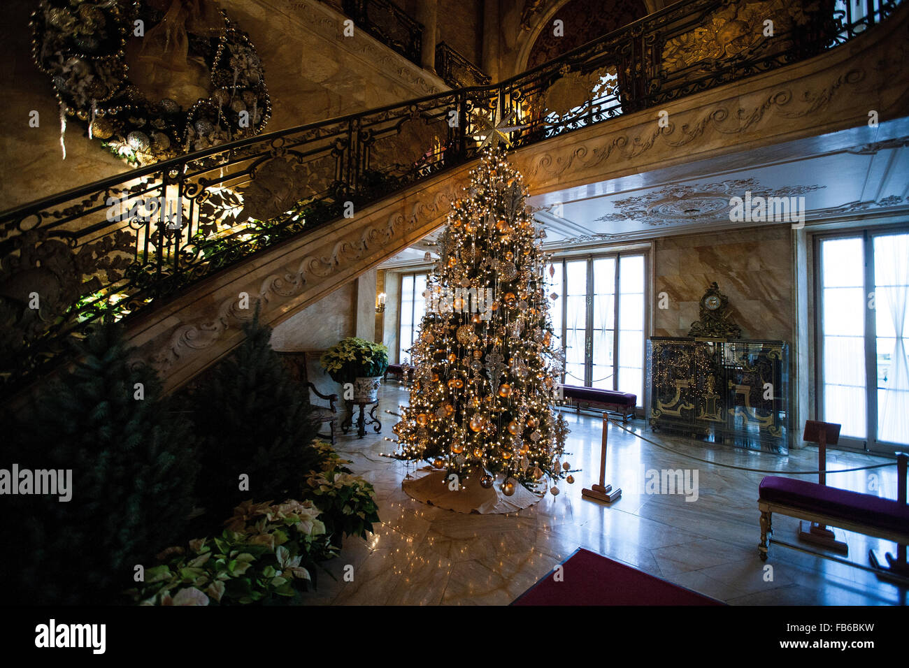 Albero di natale e la scalinata in marmo, House, Newport, Rhode Island, Stati Uniti d'America Foto Stock