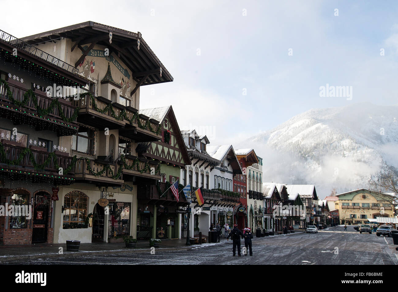 Negozi e coperta di neve montagna, downtown, Leavenworth, Washington, Stati Uniti d'America Foto Stock