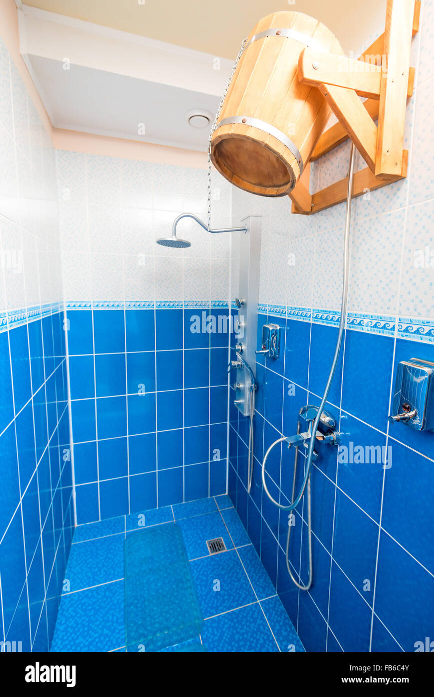 Una vasca di legno in bagno per una doccia di contrasto Foto Stock