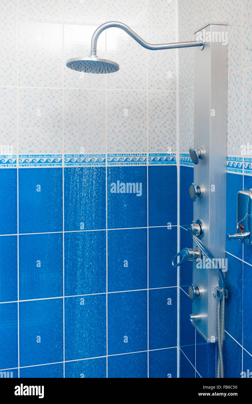 Colpo verticale della camera per farsi la doccia nella sauna Foto Stock