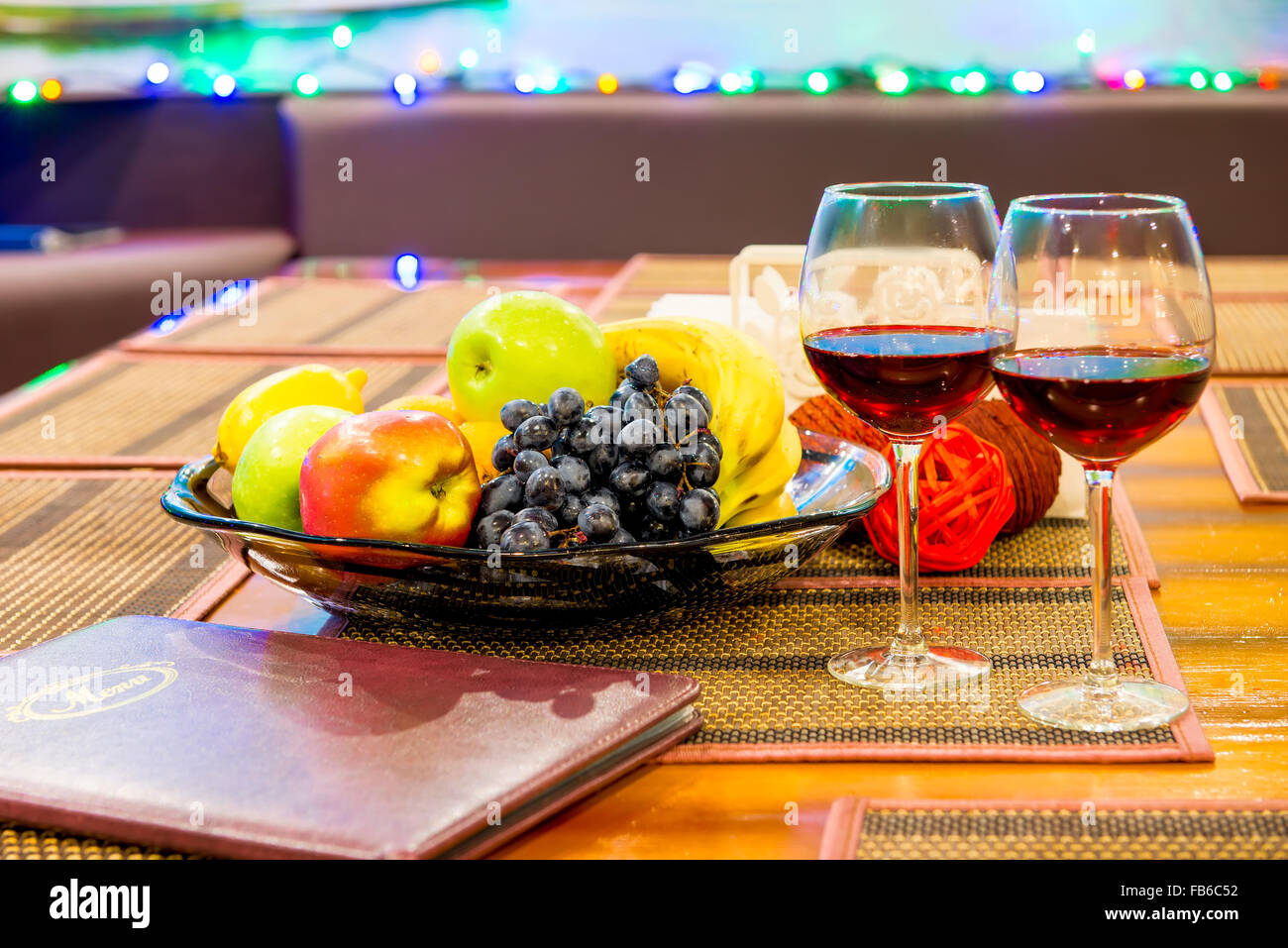 Menu e bicchieri di vino su un tavolo in un ristorante vicino Foto Stock