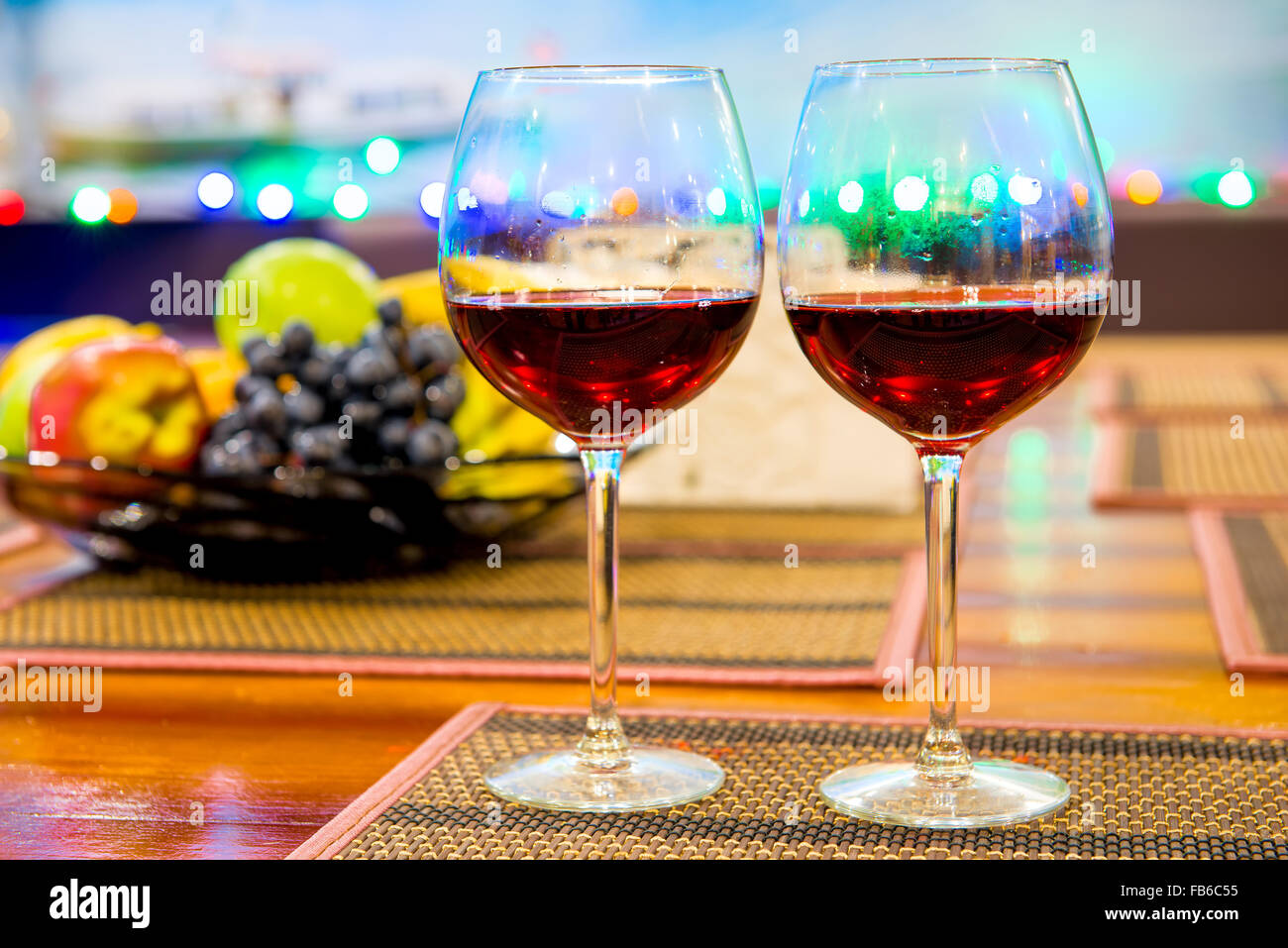 Ancora vita stemware di vino e di frutta fresca sul tavolo Foto Stock