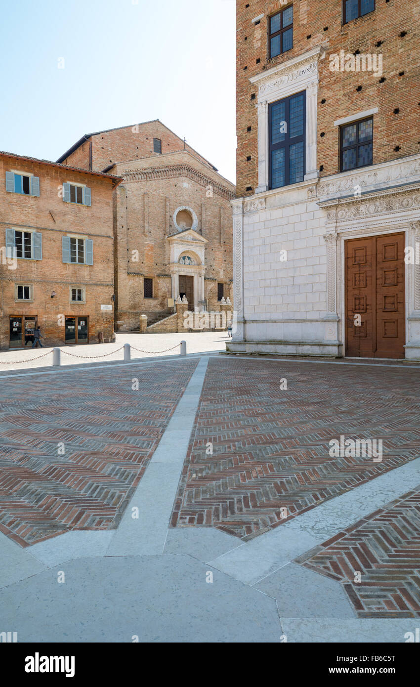 L'Italia, Regione Marche, Urbino, il Palazzo Ducale e il San Domenico Chiesa in background Foto Stock