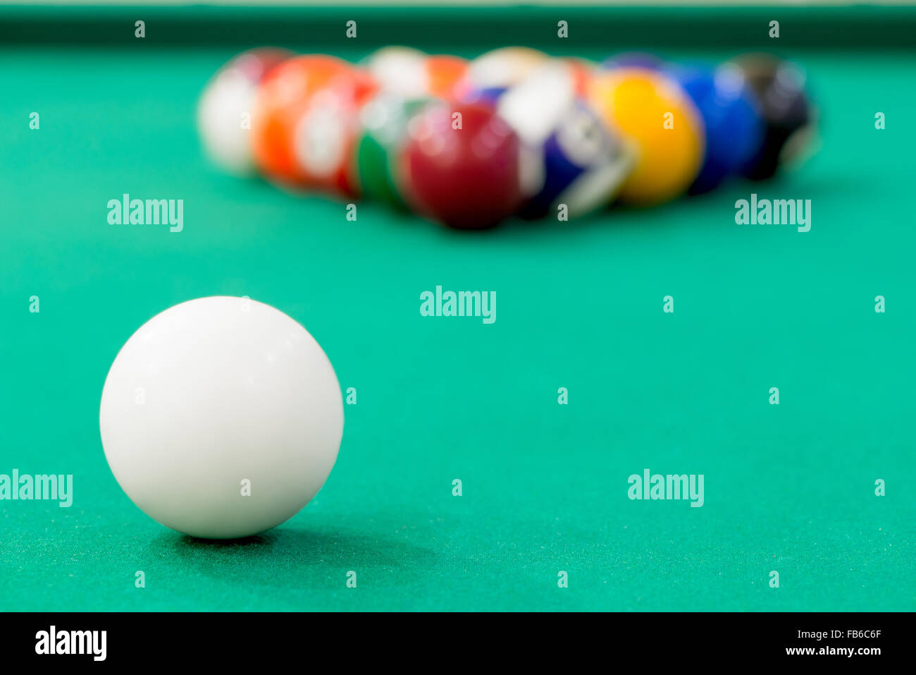 Focus sulla sfera bianca per giocare biliardo Foto Stock