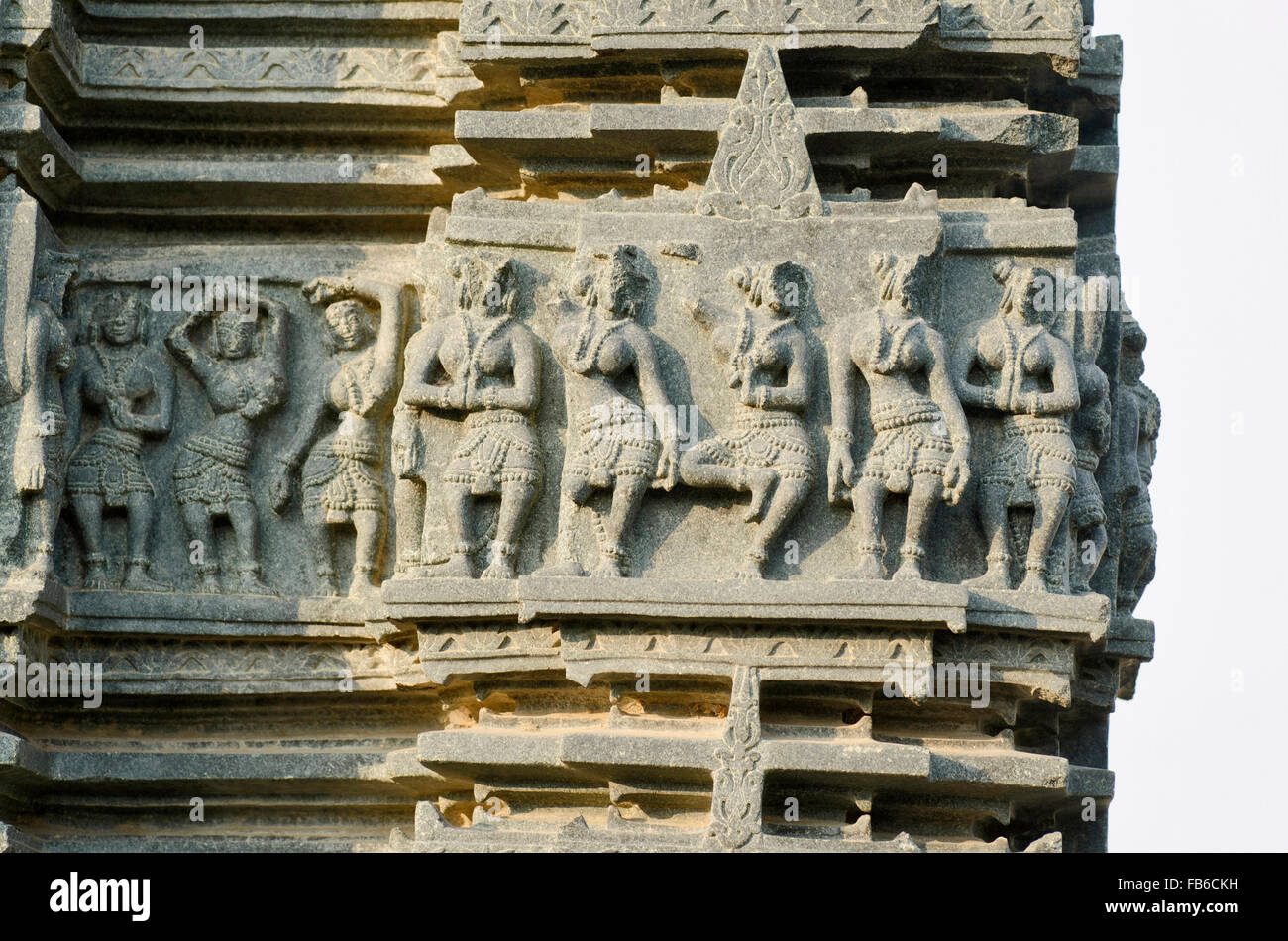 Figure scolpite sul pilastro, tempio complesso, Warangal fort, Warangal, Telangana, India Foto Stock