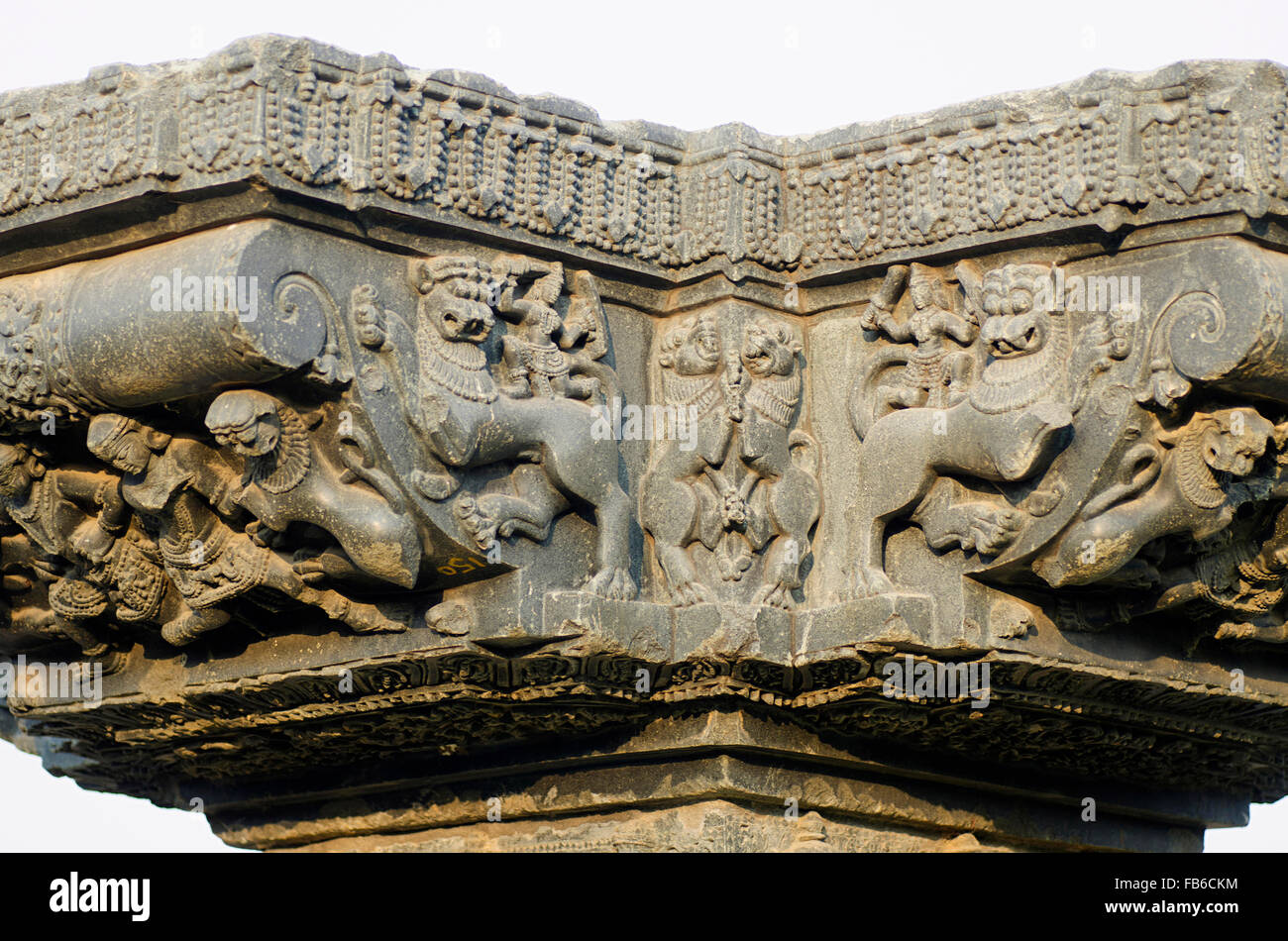 Figure scolpite sul pilastro, tempio complesso, Warangal fort, Warangal, Telangana, India Foto Stock