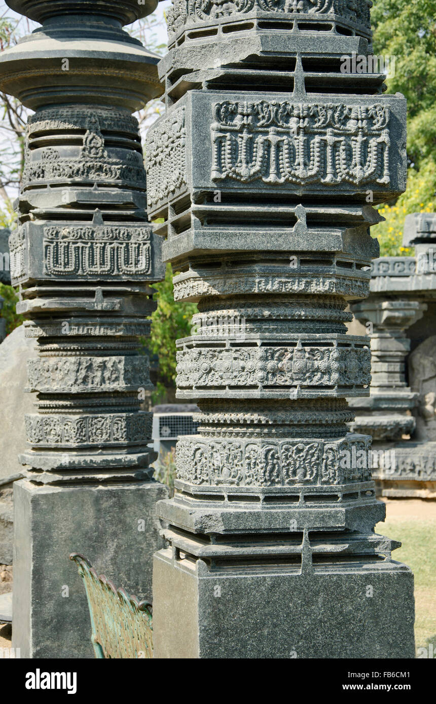 Il carving sul pilastro, tempio complesso, Warangal fort, Warangal, Telangana, India Foto Stock