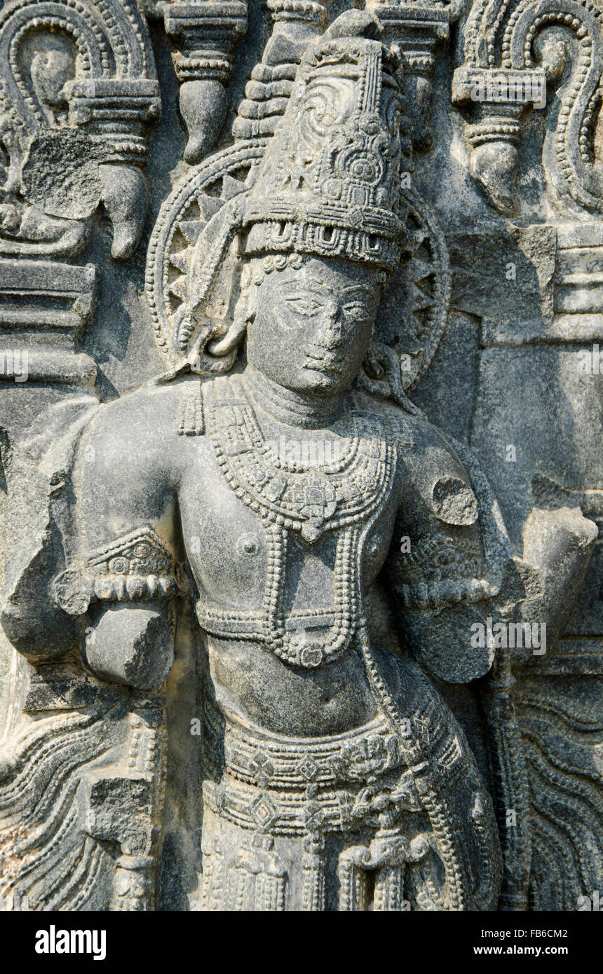 Figure scolpite sul pilastro, rovine, tempio complesso, Warangal fort, Warangal, Telangana, India Foto Stock
