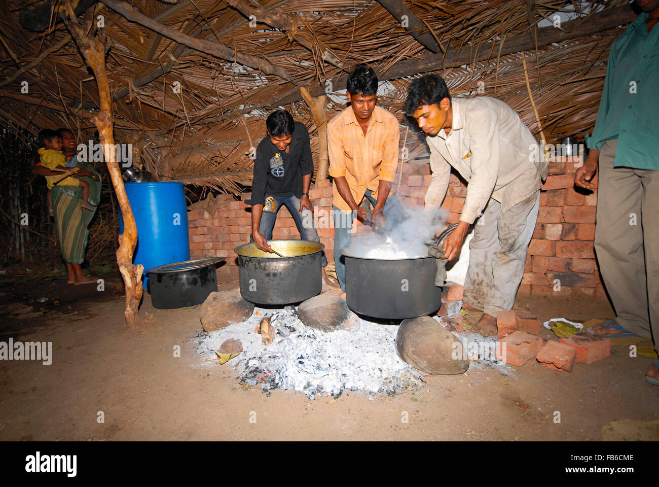 Warli tribe, Wedding cibo cucinato in grandi navi, Raitali Village, Dahanu, Maharashtra, India Foto Stock