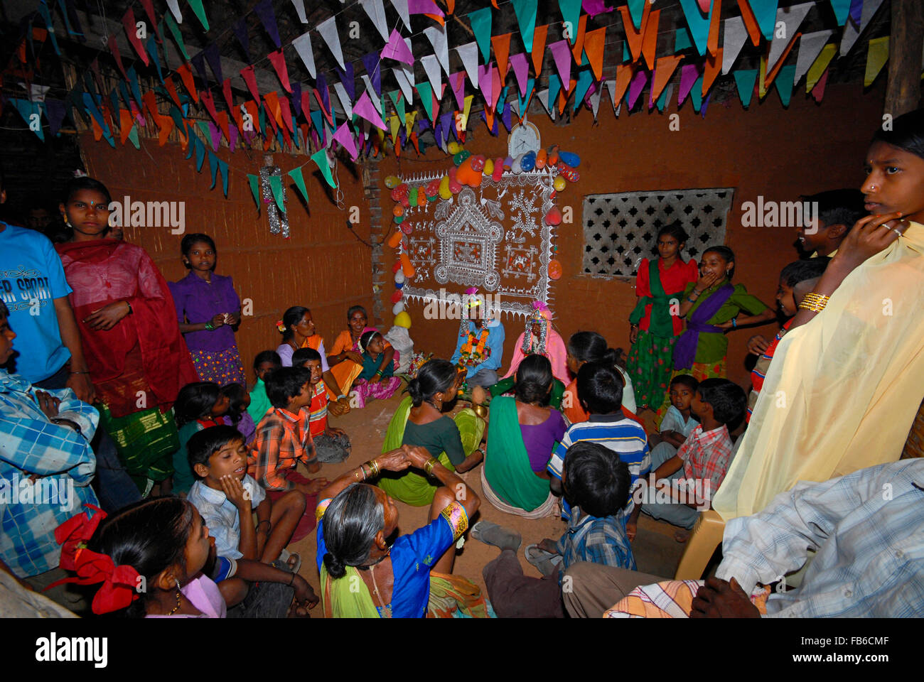 Warli tribe, cerimonia di nozze con pittura in background, Raitali Village, Dahanu, Maharashtra, India Foto Stock