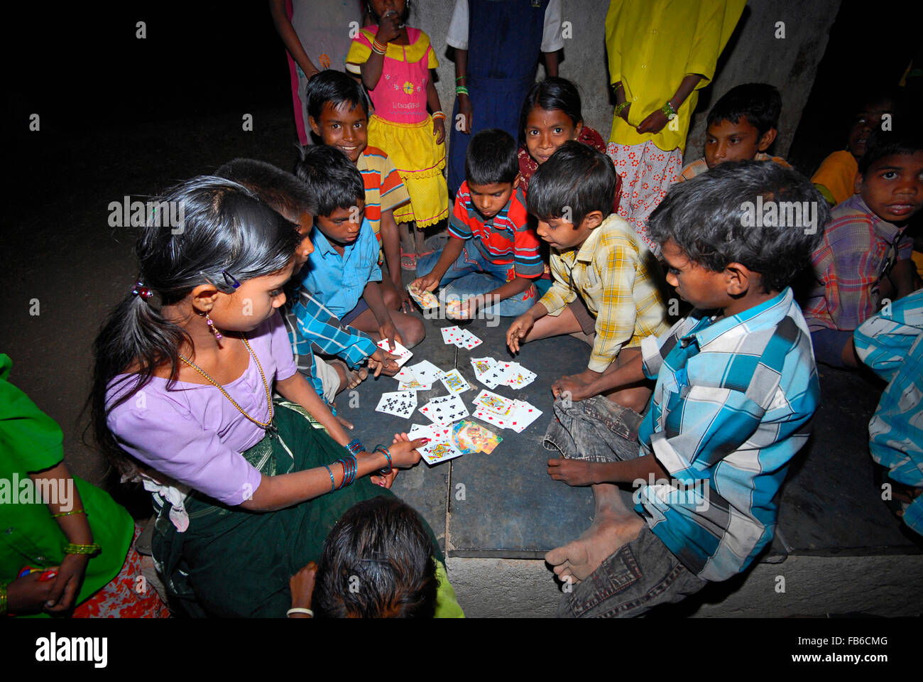 Warli tribe, i bambini giocando a carte, Raitali Village, Dahanu, Maharashtra, India Foto Stock