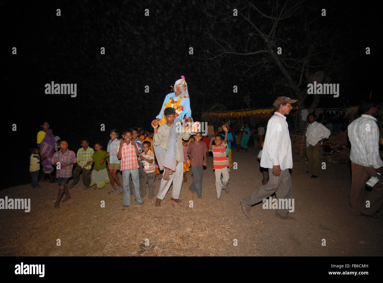 Warli tribe, Wedding, Sposo essendo portati, Raitali Village, Dahanu, Maharashtra, India Foto Stock
