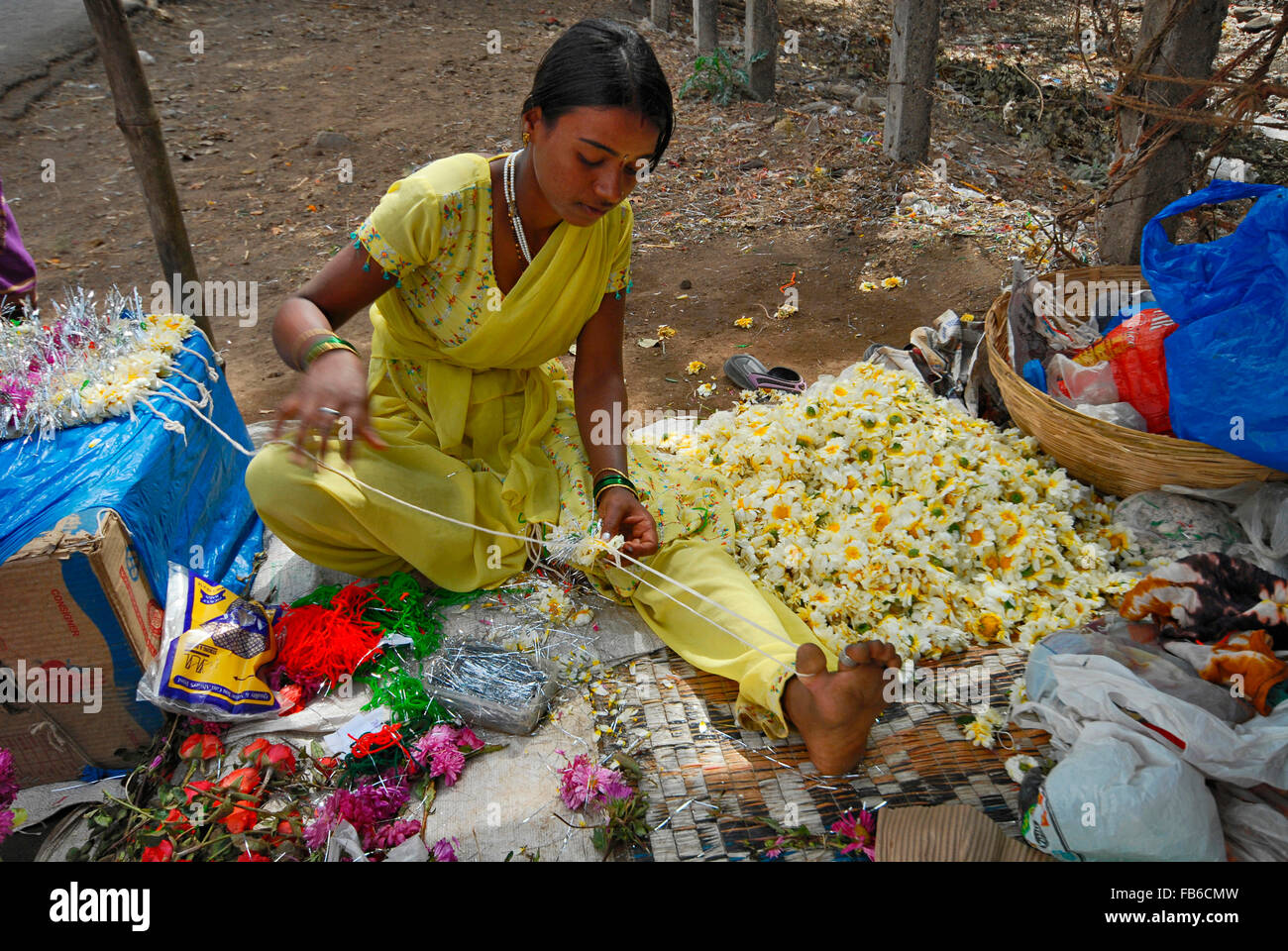 Warli tribe - rendendo Gajara o ghirlande di fiori indossato a feste o matrimoni, Raitali Village, Dahanu, Maharashtra, indi Foto Stock