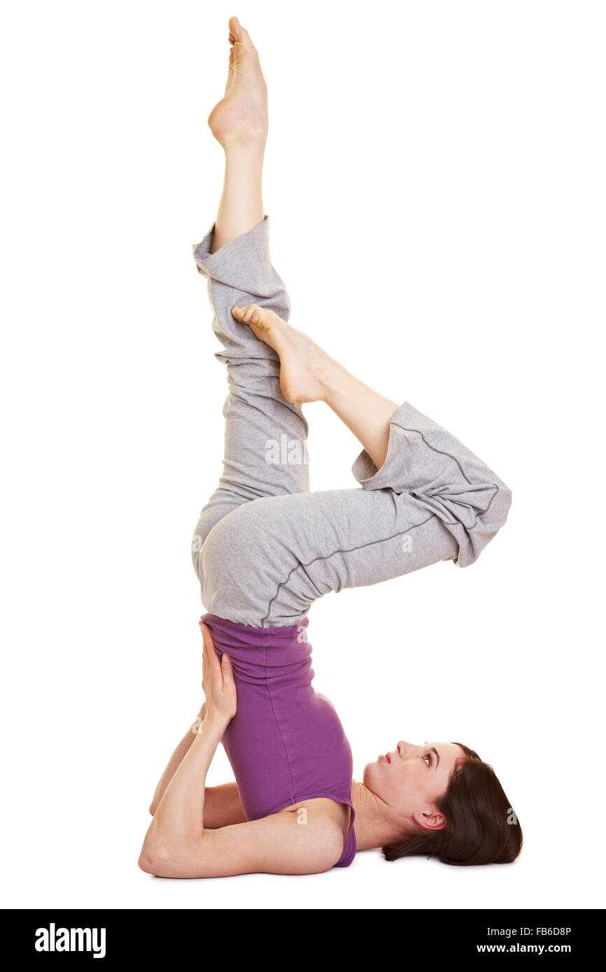 Giovane donna facendo un supporto a spalla come esercizio di yoga Foto Stock