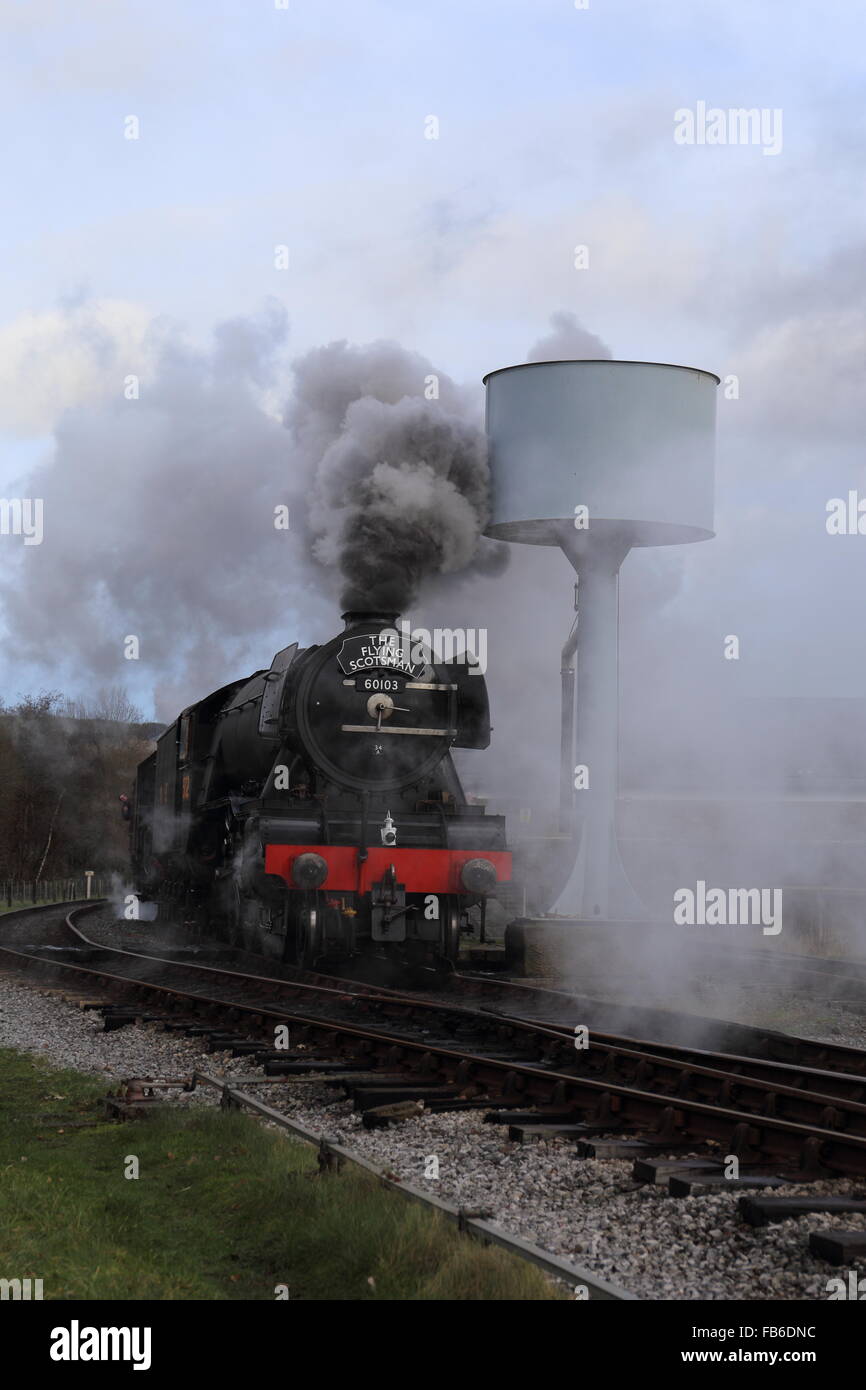 Flying Scotsman Treno a Vapore ricevendo in corso a Lancaster sulla East Lancs linea presso il suo weekend inaugurale dopo un riattaccare. Foto Stock