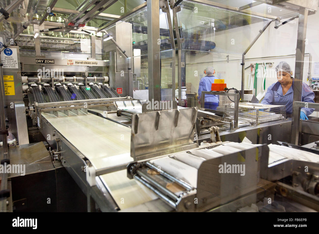 La linea di produzione a Norco ice cream factory, Lismore, NSW, Australia Foto Stock