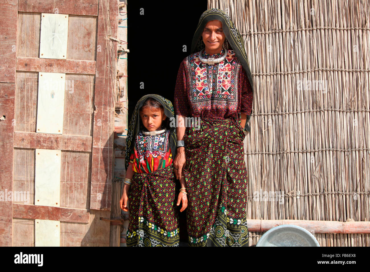 Fakirani Jat tribù, Medi villaggio, la madre e il bambino, Distretto di Kutch, Gujarat, India Foto Stock
