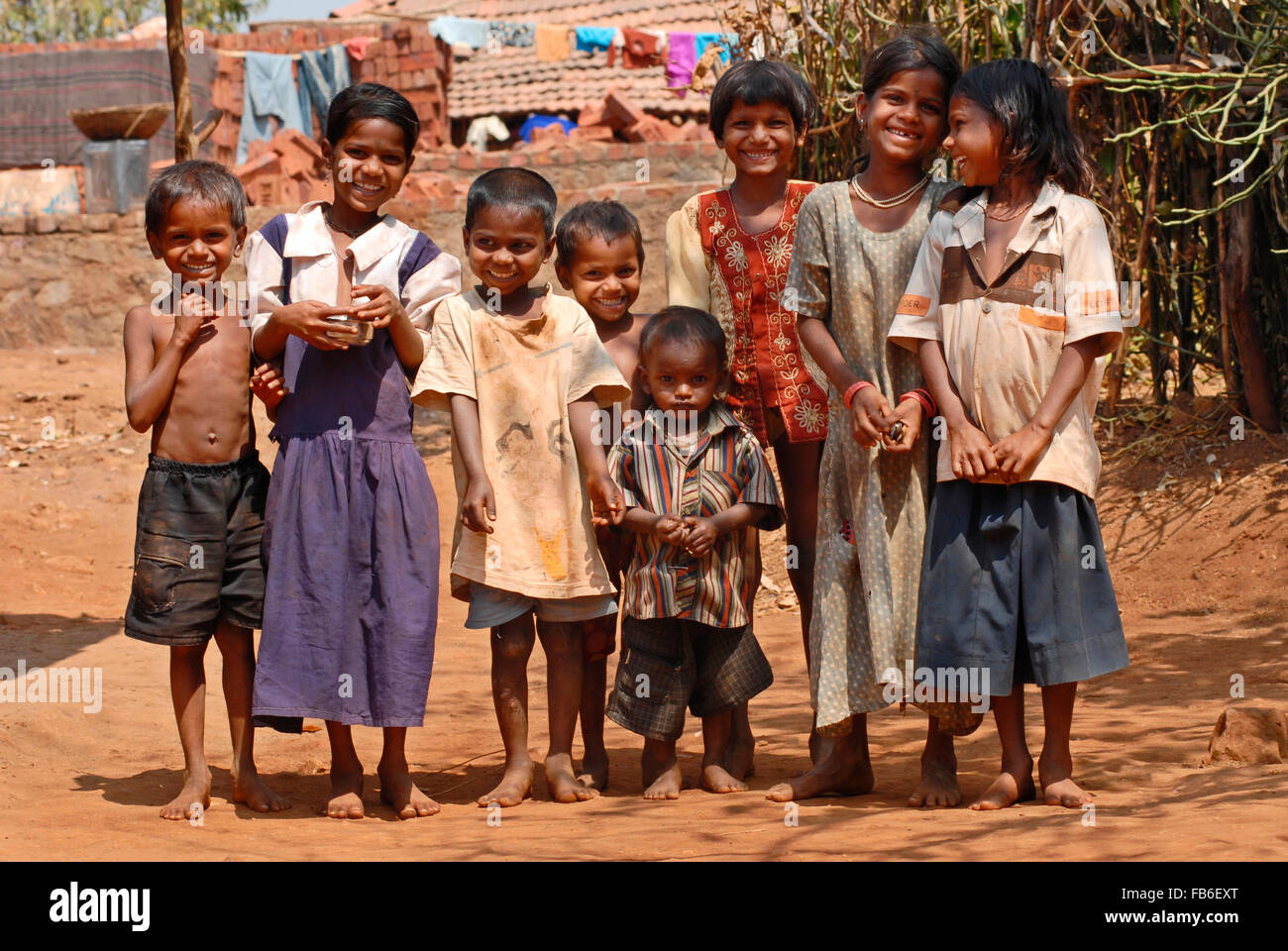 Ma tribù Thakar, Maharashtra, bambini standing, Ahupe Village, India Foto Stock