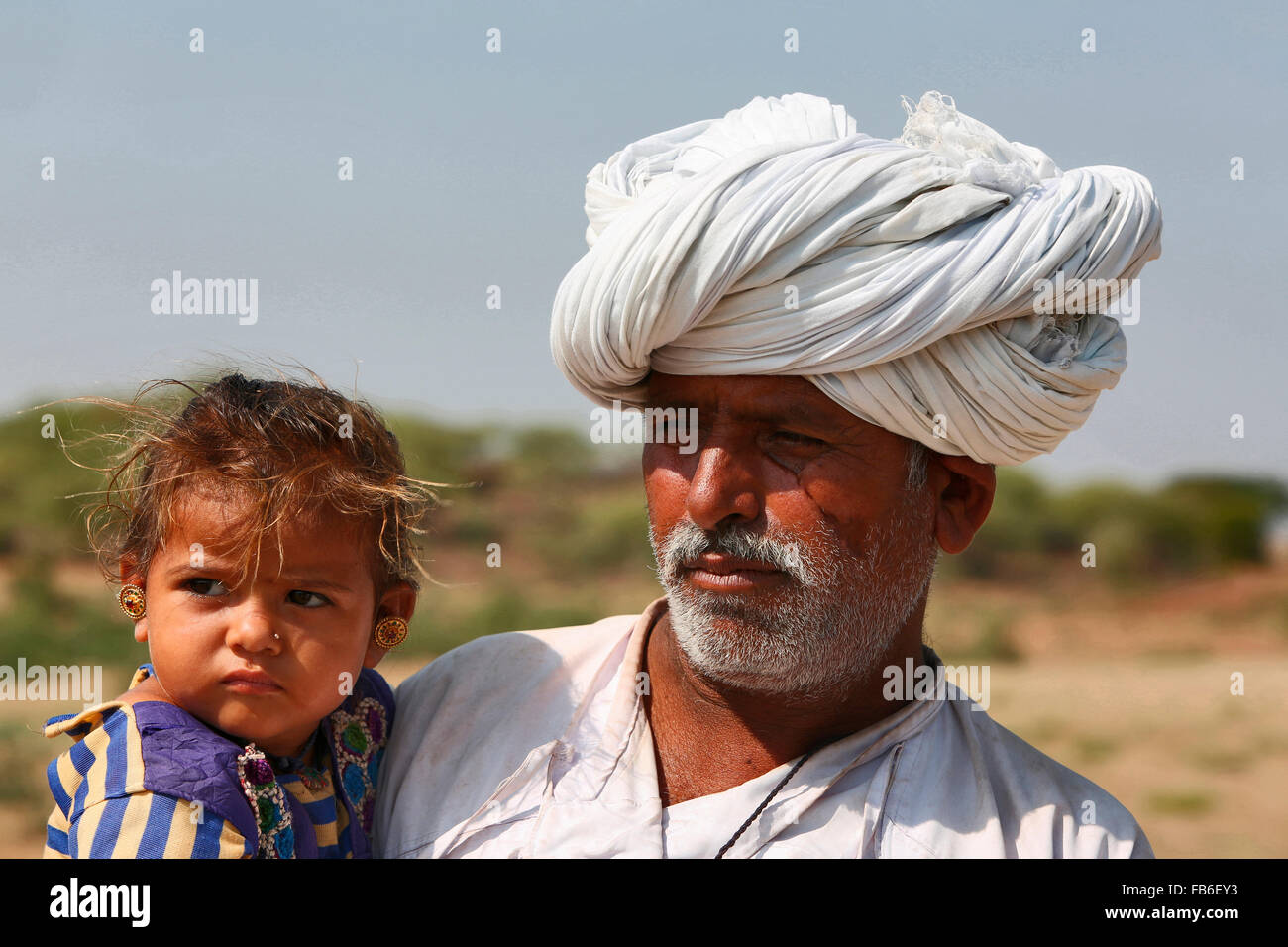 Rabari Dhebaria, nonno e nipote, Distretto di Kutch, Gujarat, India Foto Stock