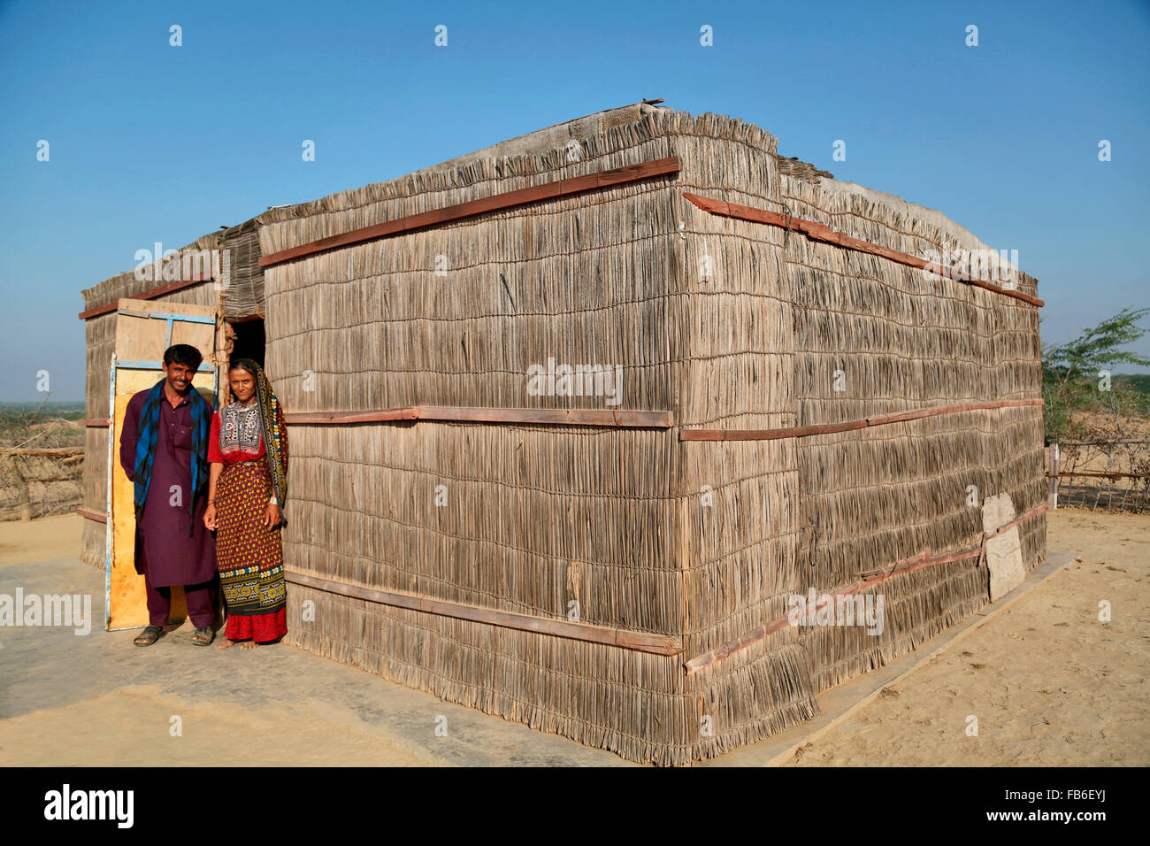Fakirani Jat tribù, matura in piedi di fronte a casa chiamata Havamahal, Distretto di Kutch, Gujarat, India Foto Stock
