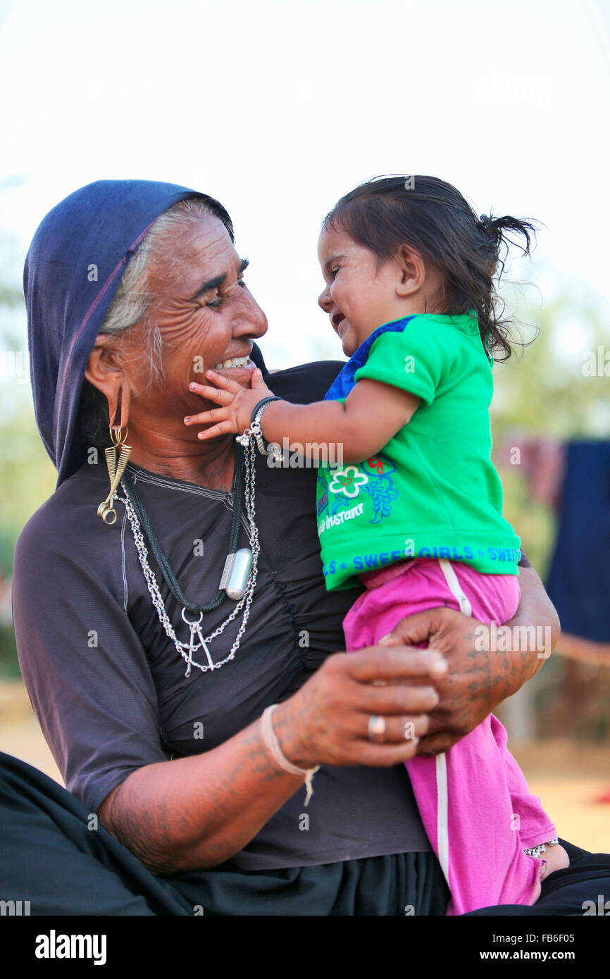 Kacchi Rabari (Desi), Laharia Village, Gran Madre con grand figlia, Distretto di Kutch, Gujarat, India Foto Stock