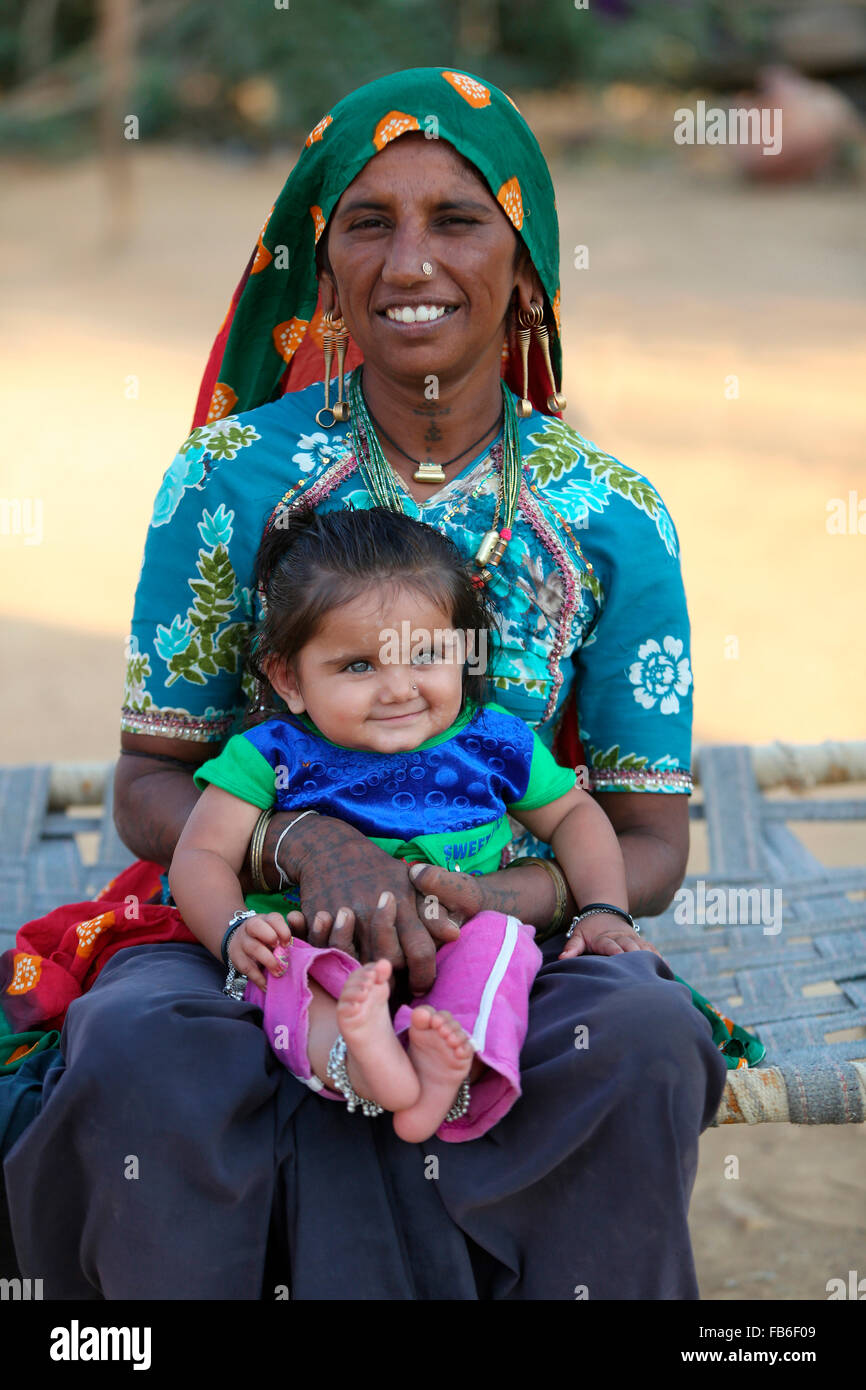 Kacchi Rabari (Desi), Laharia Village, la madre e il bambino, Distretto di Kutch, Gujarat, India Foto Stock