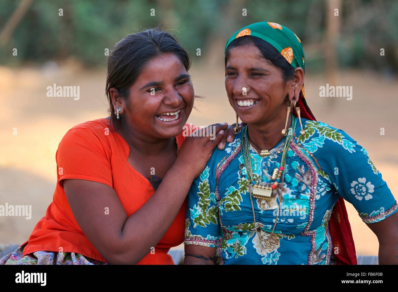 Kacchi Rabari (Desi), Laharia villaggio, due giovani donne, Distretto di Kutch, Gujarat, India Foto Stock