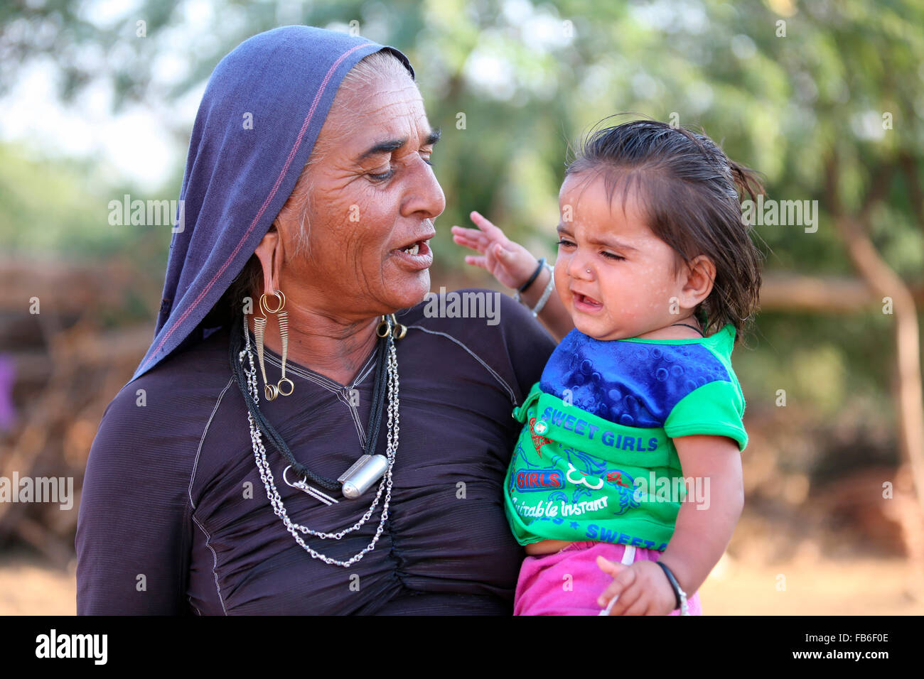 Kacchi Rabari (Desi), Laharia Village, Gran Madre con grand figlia, Distretto di Kutch, Gujarat, India Foto Stock