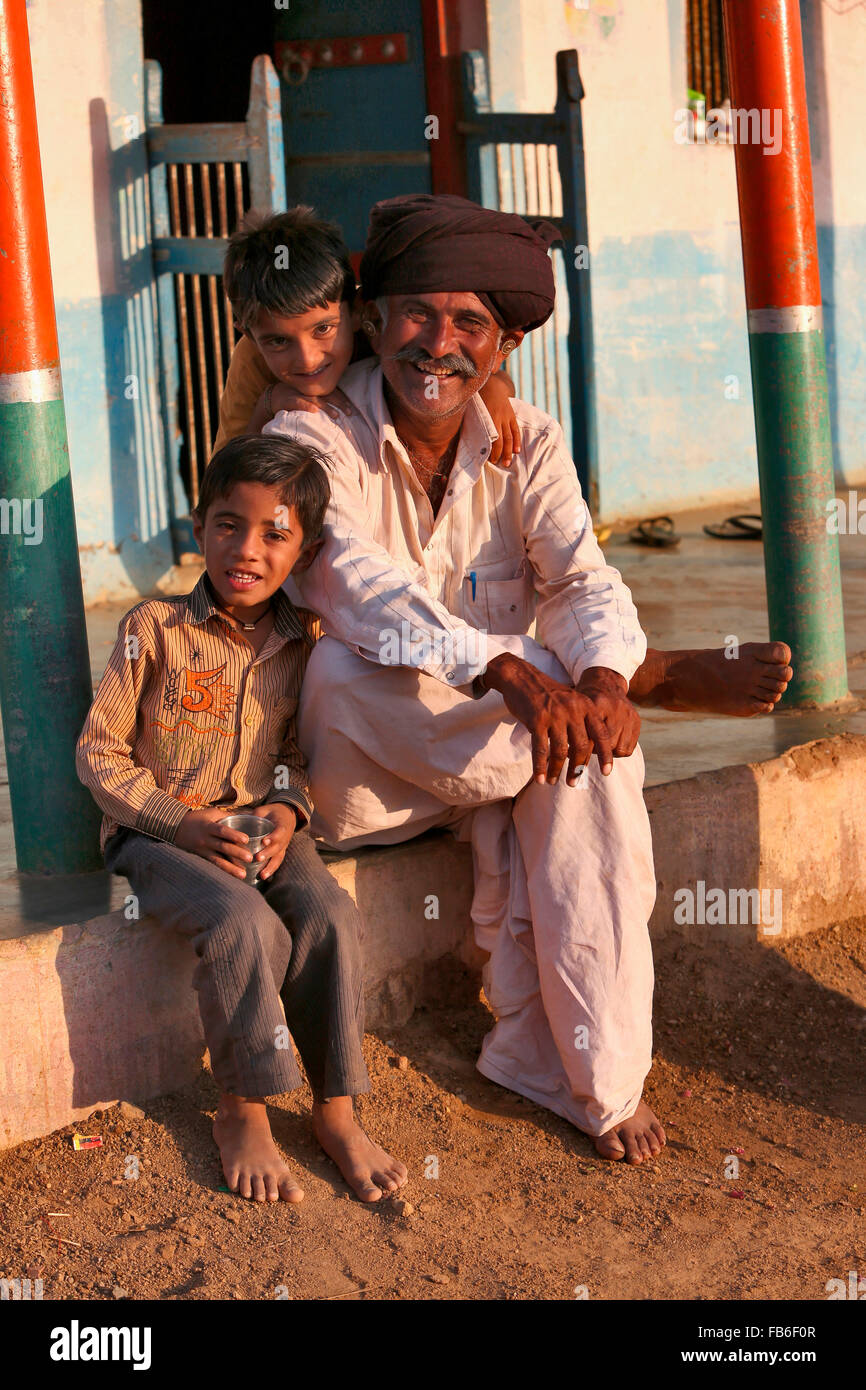 Kacchi Rabari, Grand padre con Grand figli, Distretto di Kutch, Gujarat, India Foto Stock
