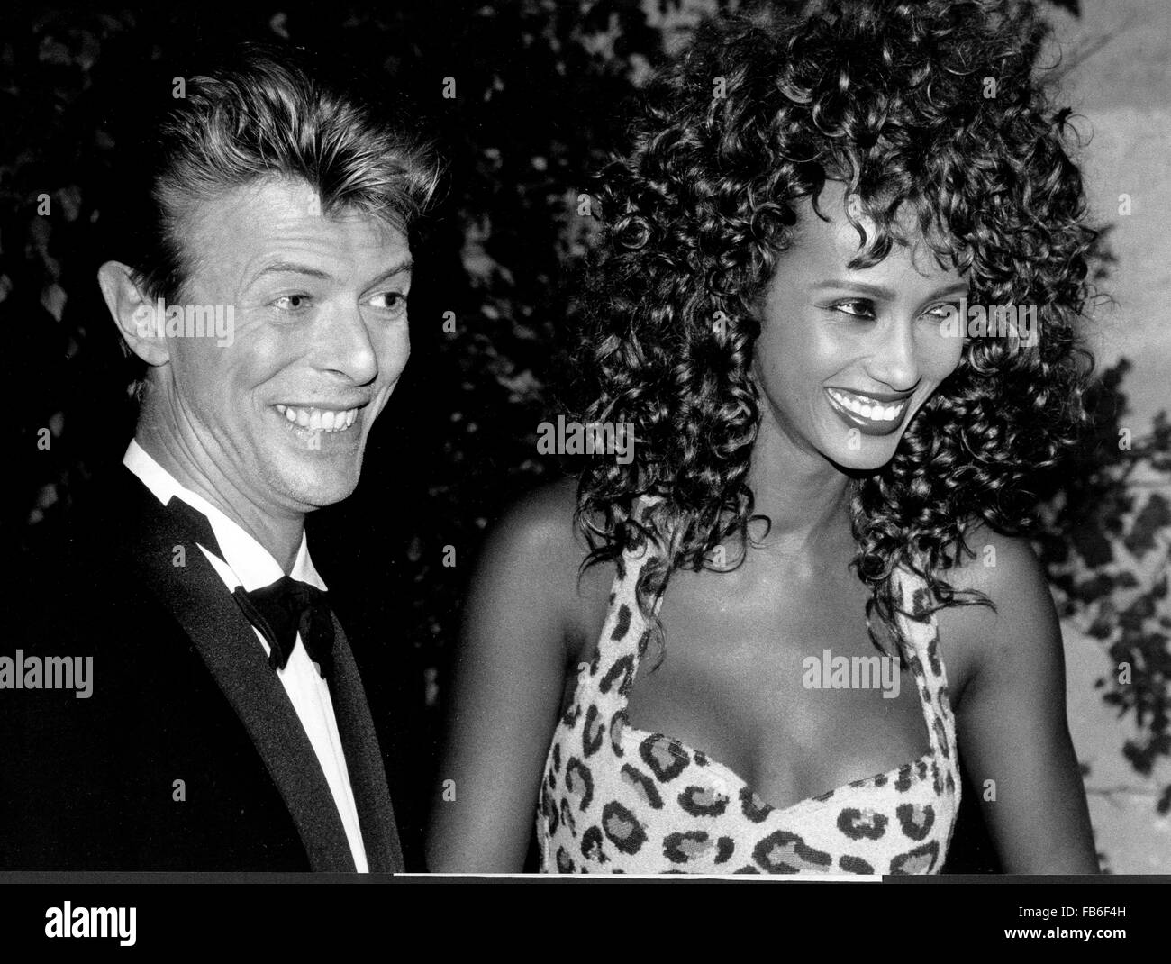 PICS FILE: David Bowie, infinitamente variabile, ferocemente forward-looking cantautore che ha insegnato a generazioni di musicisti circa la potenza del dramma, immagini e personae, morto domenica circondato dalla famiglia. Egli è stato 69. Bowie morì dopo diciotto mesi di battaglia con il cancro. Nella foto: Sett. 20, 1991 - Parigi, Francia - cantante pop David Bowie, nato il 8 gennaio 1947, con il suo modello ragazza IMAN alla presentazione del film "Anima Mundi, ' sponsorizzato da Paolo Bulgari. (Credito Immagine: © Keystone Press Agency/Keystone USA via ZUMAPRESS. Credito: ZUMA Press, Inc./Alamy Live News Foto Stock