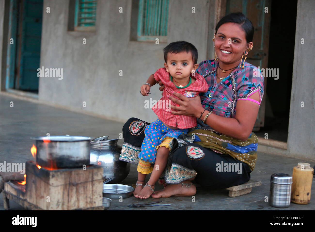 Kacchi Rabari (Desi), Laharia Village, Donna che porta il suo bambino, Distretto di Kutch in Gujarat, India Foto Stock