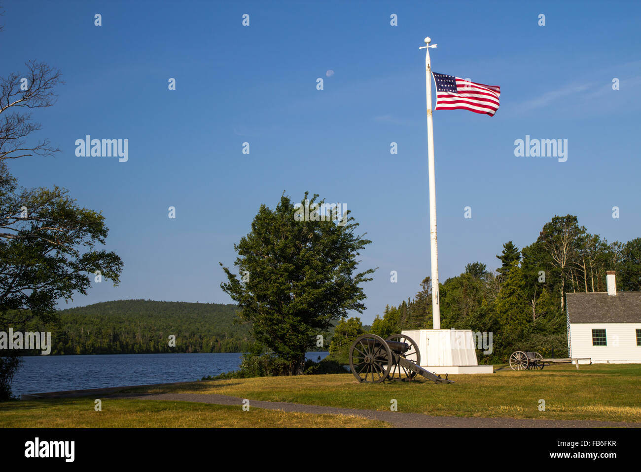 Bandiera americana al Fort Wilkins state Historic Park nella penisola superiore a Copper Harbour, Michigan, USA. Foto Stock
