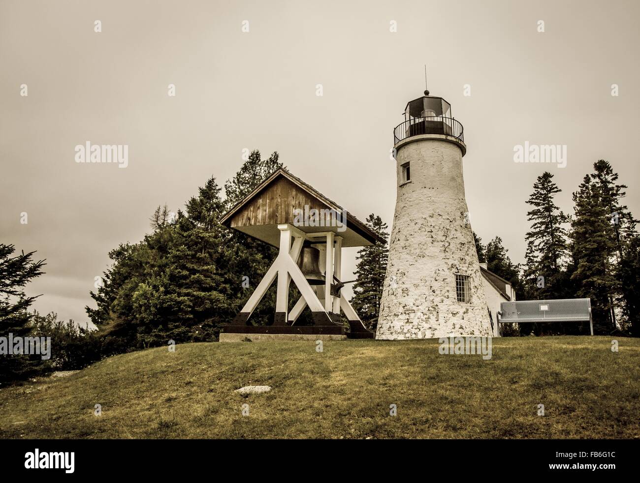 Vecchio Presque Isle Lighthouse. Il vecchio Presque Isle faro sul Lago Huron. Il faro è presumibilmente haunted. Foto Stock