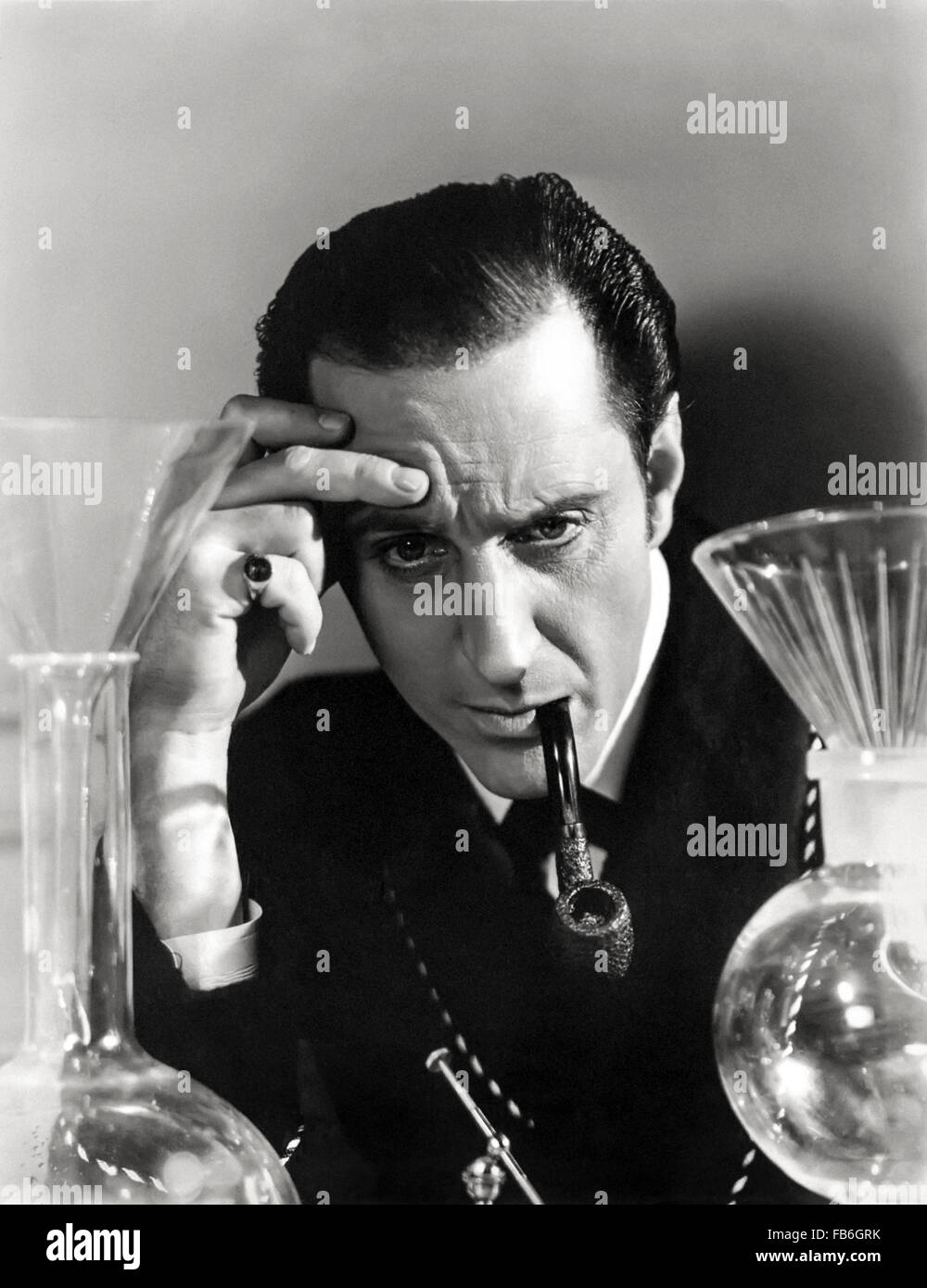 Pubblicità fotografia mostrante Sherlock Holmes ha giocato da Basil Rathbone conducendo un esperimento scientifico, rilasciato per promuovere l"Sherlock Holmes e la voce del terrore" pubblicato nel 1942. Foto Stock