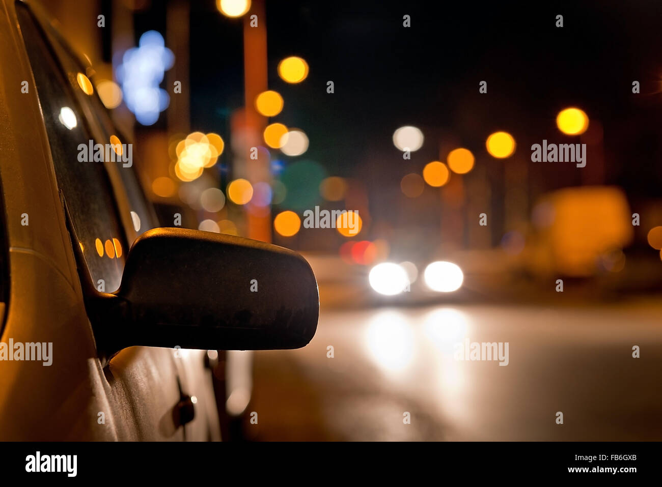 Specchietto retrovisore delle auto sulla strada notte Foto Stock