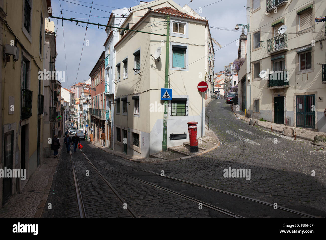 Lisbona in Portogallo, strade e case nel vecchio quartiere della città Foto Stock